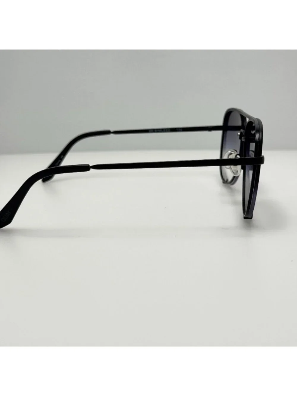 Quay Sunglasses HK Rimless 126 Black B